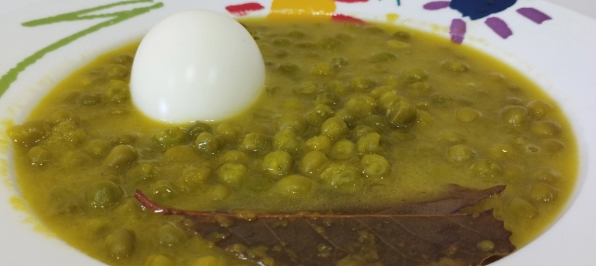 Guisantes en amarillo con huevo duro.