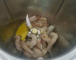 Step <p>Ponga en el vaso el aove y los dientes de ajo y trocee 3seg/vel5.Con la espatula,baje el ajo hacia el fondo del vaso.Sin poner el cubilete,sofria 5min/120º/vel cuchara.</p><p>Incorpore los langostinos y pellizco de sal,sin poner cubiete,rehogue 3 min/120º/vel cuchara.Cuando se hagan,retire y reservalas.En el mismo aove incorporamos las cascaras/cabezas de los langostinos extrayendo todos los jugos,cuela y deja enfriar.</p> illustration