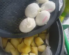 Step <p>Pelar las patatas ,trocear como para guisar y poner en el varoma e incorporamos los huevos cubierto con fil cada uno.Ponemos 1 litro de agua en el vaso 45 min/varoma/vel1.</p><p>Unas vez terminado el tiempo comprobamos q las patatas estan tiernas ,si es asi ponemos en un bol y le añadimos 2 o 3 pellizco de sal y picamos o aplastamos con un tenedor .</p><p>Los huevos los pelamos y los picamos.</p><p>Vaciar el vaso y enjuagar.</p> illustration