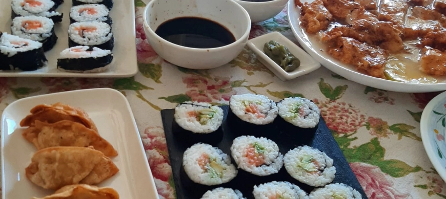 Comida china ,sushi ,wok de verduras con langostinos ,pollo al limon