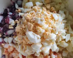 Step <p>En un bowl mezclamos las patatas ,los huevos,los langostinos ya picados y pulpo troceado(tienes que dejar unos cuantos troceados a laminas para el emplatado),un poquito de sal y añadimos la mayonesa casera.</p><p>Para el emplatado poner la ensaladilla en un aro de emplatar (el que tengas),cubre con rodajas de pulpo ,el pimeton,sal y chorrito de aove.</p><p><br></p> illustration