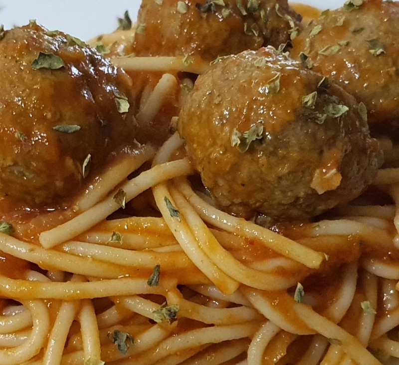 ALBONDIGAS CON ESPAGUETIS Y SALSA DE TOMATE COCCIÓN LENTA