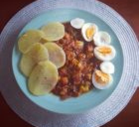 Pisto con patatas y huevos duros