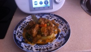 Costillas en Salsa con Cama de Patatas